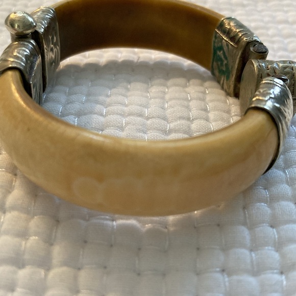 Ivory and amethyst bracelet with thrombone style clasp - Picture 6 of 8